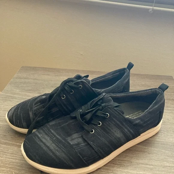 Tom’s navy tennis shoes 8.5 - Picture 2 of 5